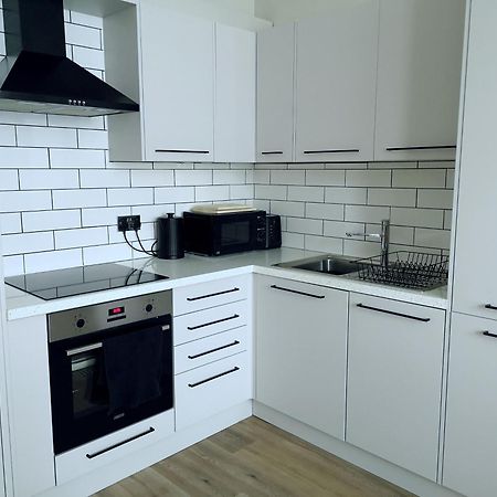 בורנמות' Stunning Modern Apartment Sleeps 4 - 6 Min Walk From Golden Beaches-Free Parking מראה חיצוני תמונה