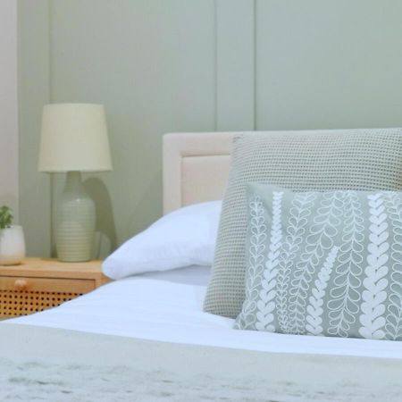 בורנמות' Stunning Modern Apartment Sleeps 4 - 6 Min Walk From Golden Beaches-Free Parking מראה חיצוני תמונה