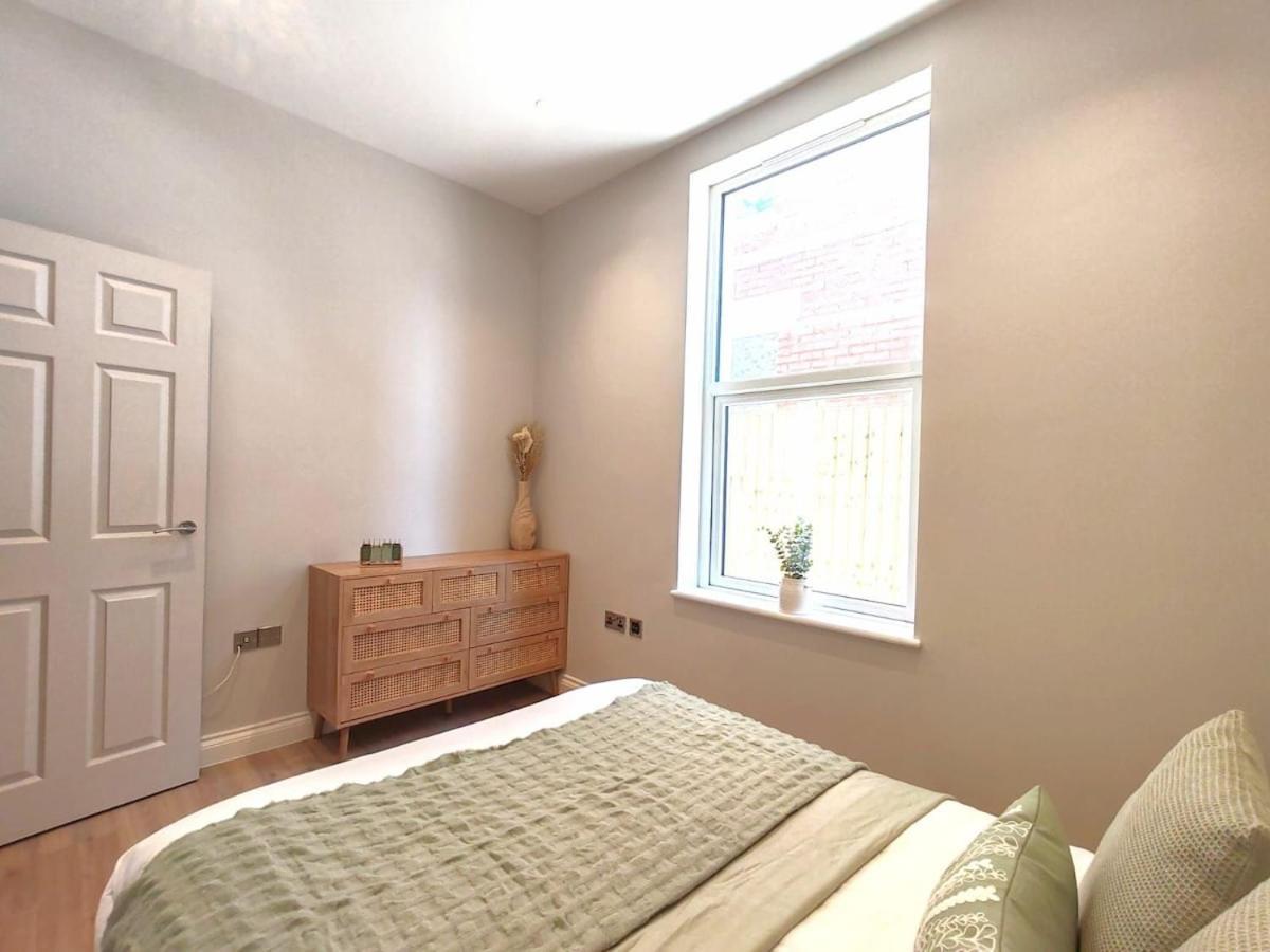 בורנמות' Stunning Modern Apartment Sleeps 4 - 6 Min Walk From Golden Beaches-Free Parking מראה חיצוני תמונה