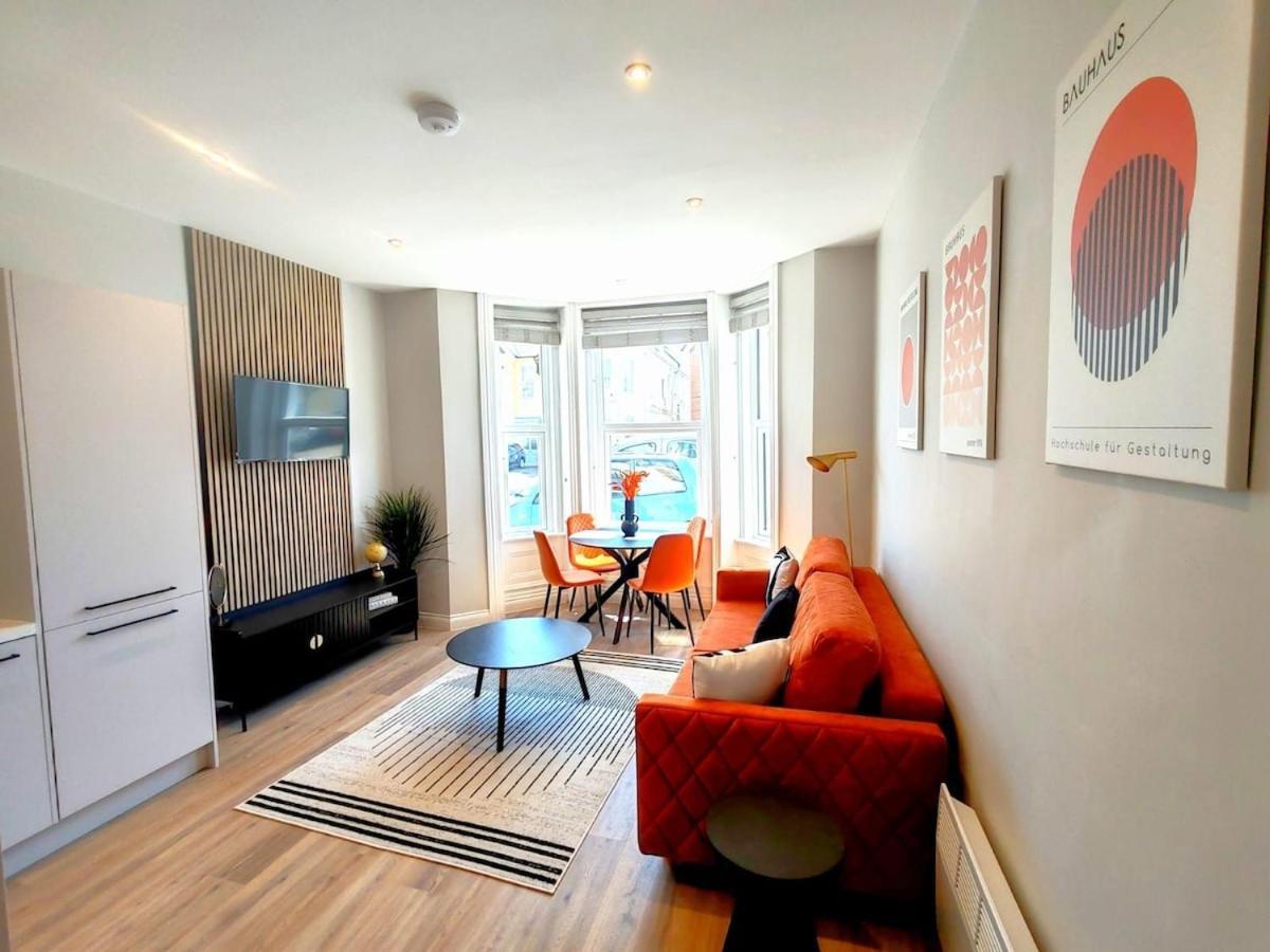 בורנמות' Stunning Modern Apartment Sleeps 4 - 6 Min Walk From Golden Beaches-Free Parking מראה חיצוני תמונה