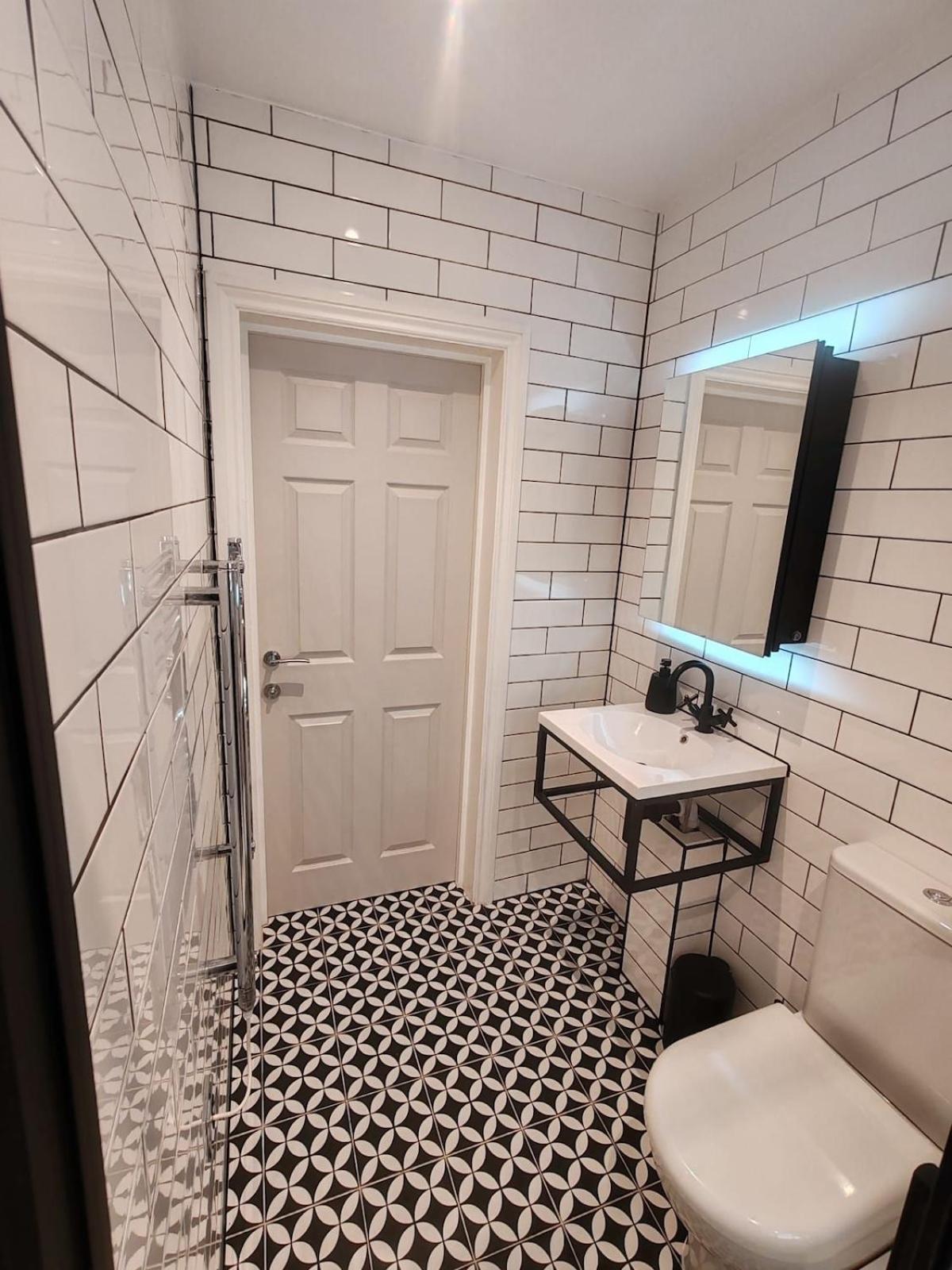 בורנמות' Stunning Modern Apartment Sleeps 4 - 6 Min Walk From Golden Beaches-Free Parking מראה חיצוני תמונה