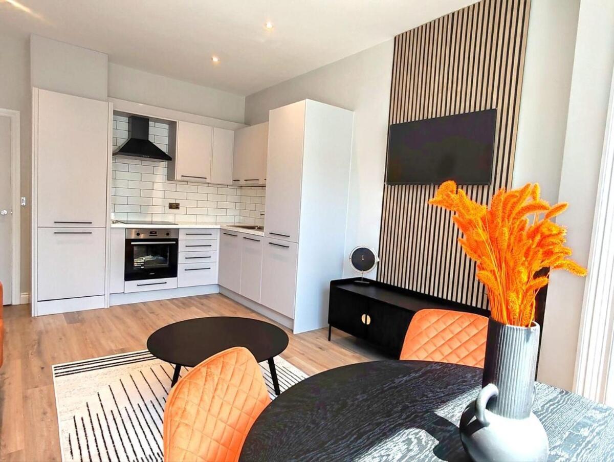 בורנמות' Stunning Modern Apartment Sleeps 4 - 6 Min Walk From Golden Beaches-Free Parking מראה חיצוני תמונה