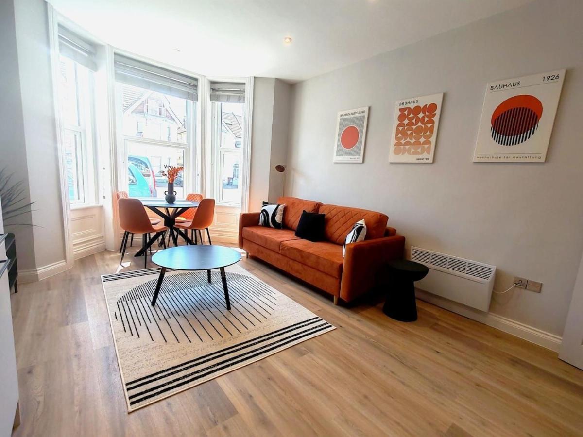בורנמות' Stunning Modern Apartment Sleeps 4 - 6 Min Walk From Golden Beaches-Free Parking מראה חיצוני תמונה