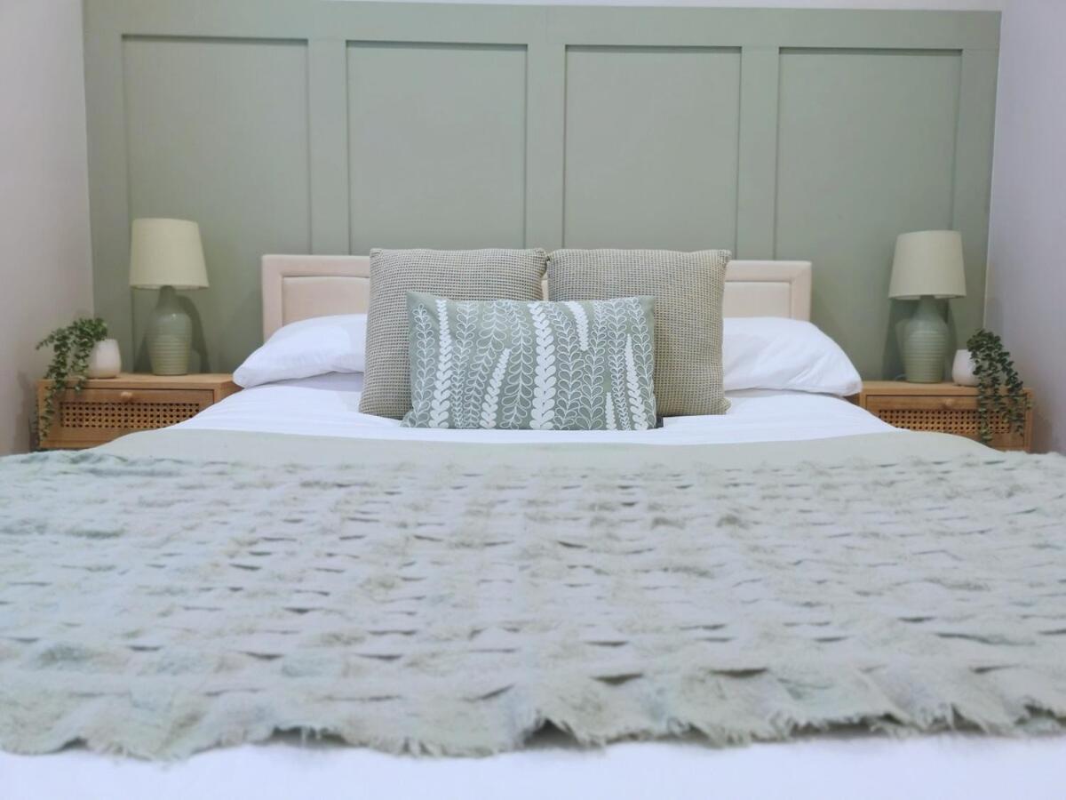 בורנמות' Stunning Modern Apartment Sleeps 4 - 6 Min Walk From Golden Beaches-Free Parking מראה חיצוני תמונה